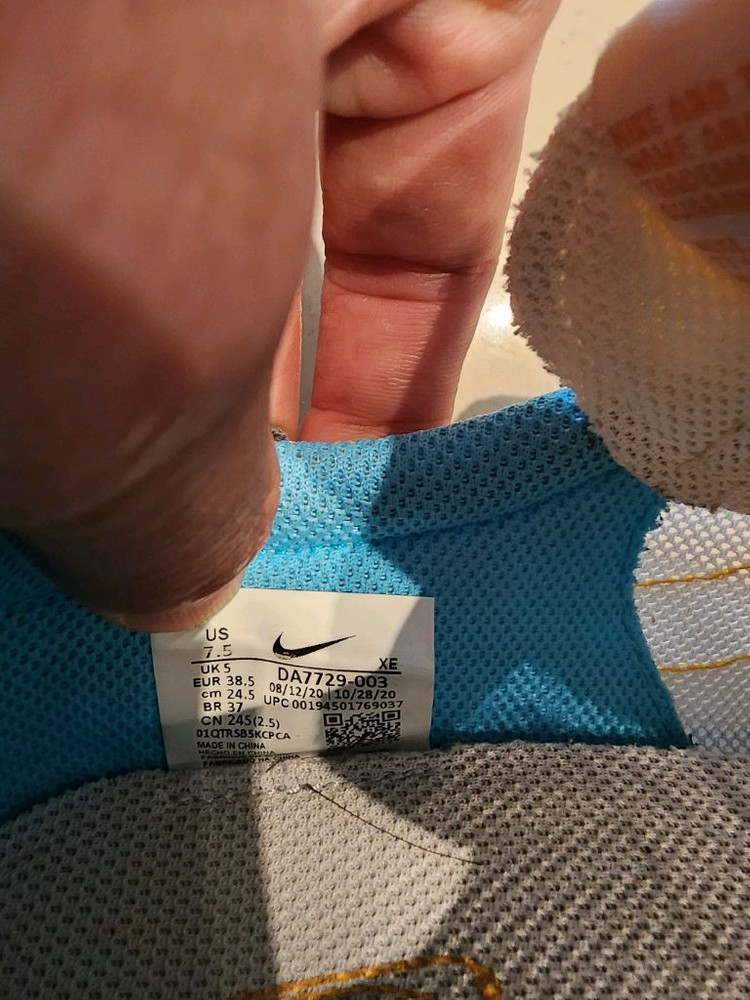 나이키 메쉬 소재 여성 런닝화 팜 245mm 사이즈 여자 운동화 NIKE 이미지