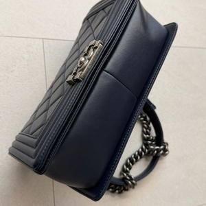 샤넬 정품 네이비 보이백 은장