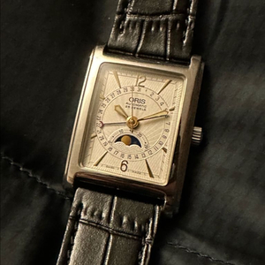 오리스 렉탱귤러 b7460 포인터데이트 문페이즈 탱크 이미지