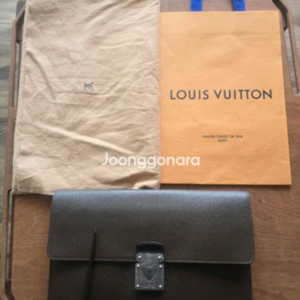 (가격인하) 정품 루이비통 타이가 라귀토 도큐먼트 슬림 서류 가방 클러치백