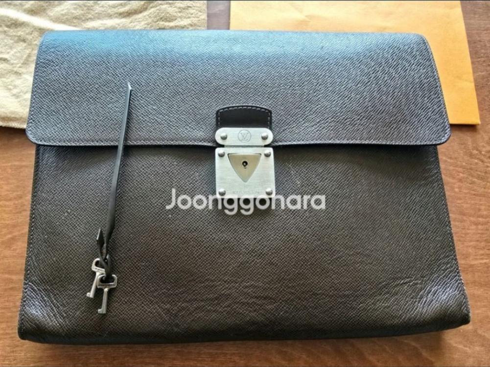 (가격인하) 정품 루이비통 타이가 라귀토 도큐먼트 슬림 서류 가방 클러치백--1