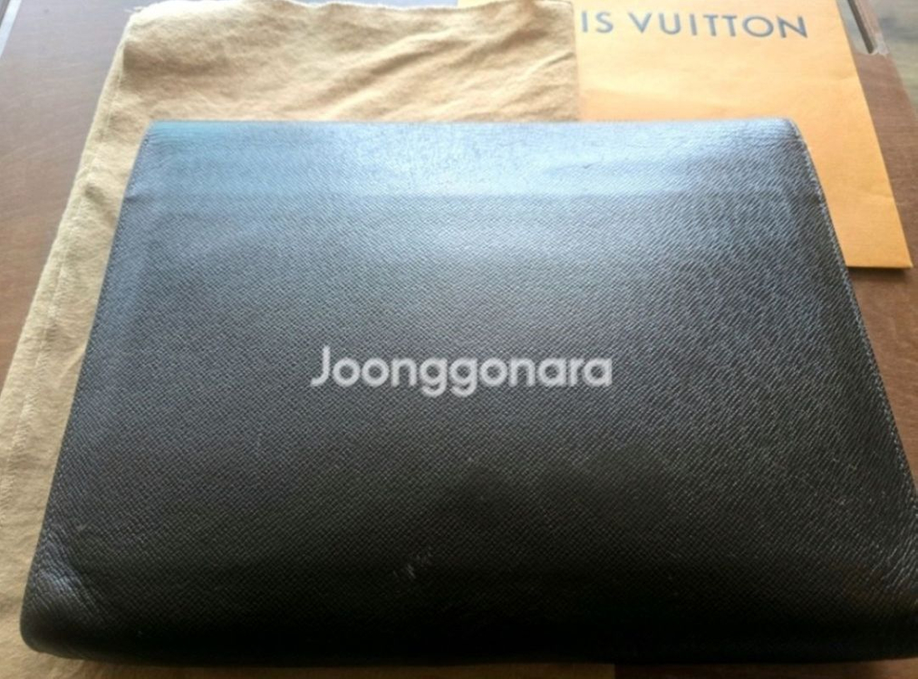 (가격인하) 정품 루이비통 타이가 라귀토 도큐먼트 슬림 서류 가방 클러치백--2