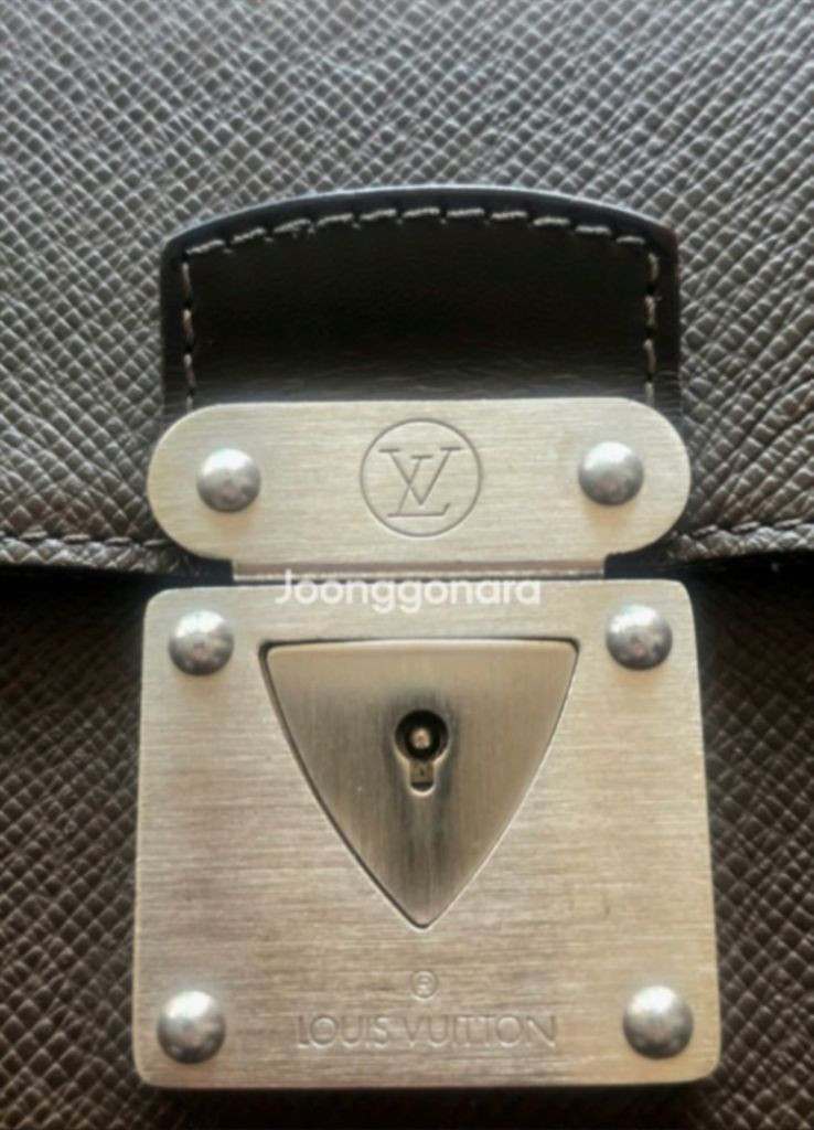 (가격인하) 정품 루이비통 타이가 라귀토 도큐먼트 슬림 서류 가방 클러치백--3