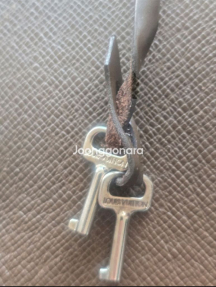 (가격인하) 정품 루이비통 타이가 라귀토 도큐먼트 슬림 서류 가방 클러치백--4