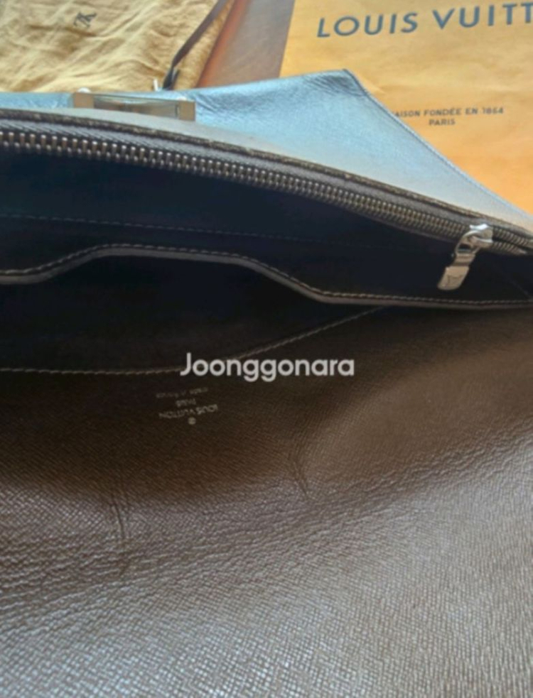 (가격인하) 정품 루이비통 타이가 라귀토 도큐먼트 슬림 서류 가방 클러치백--6