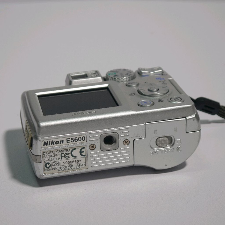 니콘 쿨픽스 5600 실버 디지털카메라 이미지