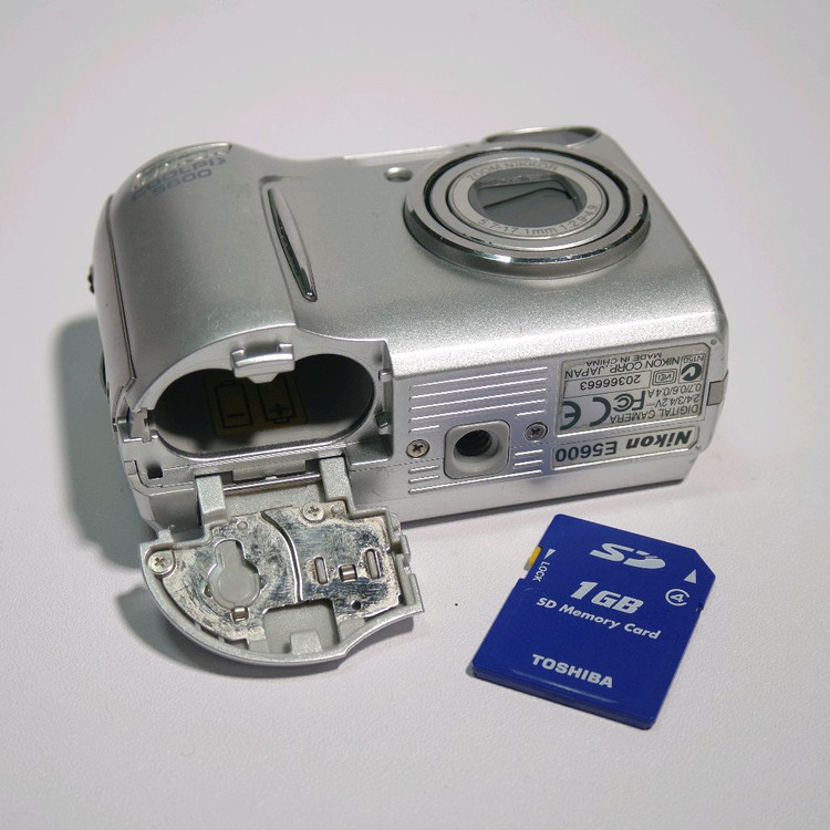 니콘 쿨픽스 5600 실버 디지털카메라 이미지