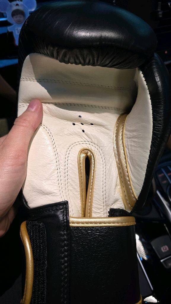 이사미 14온스 글러브 판매합니다.--4