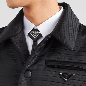 새상품 프라다 볼로 타이 가죽 메탈 트라이앵글 로고 넥타이