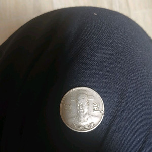 1977년 100원 에러동전 이미지