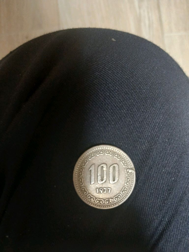 1977년 100원 에러동전 이미지