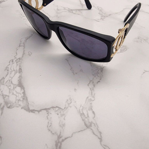 샤넬 금장 CC 스퀘어 선글라스