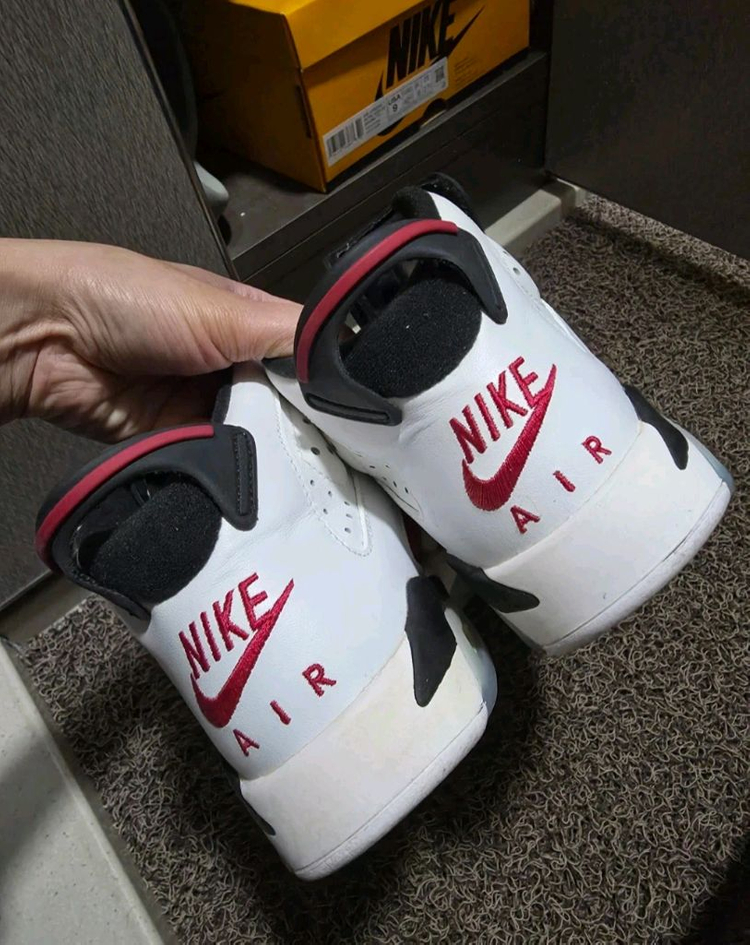 나이키 에어 조던 6 레트로 카마인 GS 235 이미지