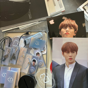 하성운 공식 1기 키트 일부