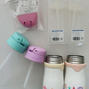 비닐째 새거 빨대리필2개 + 비닐째 새거 뚜껑1개 +써모스 Foogo 빨대컵 2개 (새거수준 하나는새거)사진에꺼 일