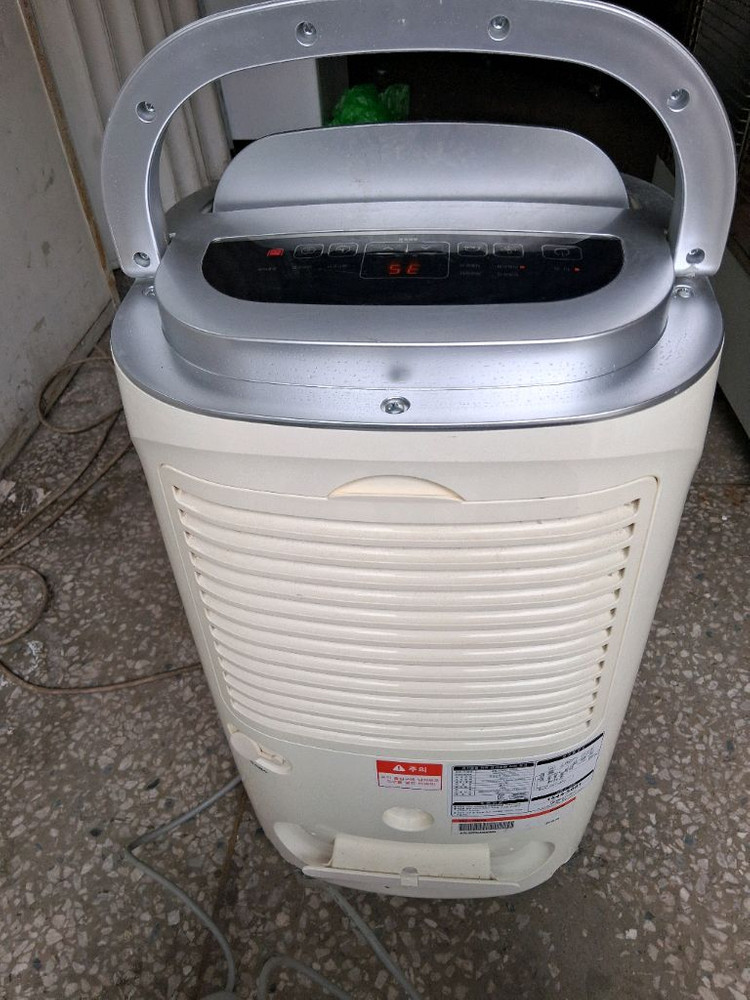 위닉스 제습기 15리터 부품용이나 수리해서 사용하실분--5