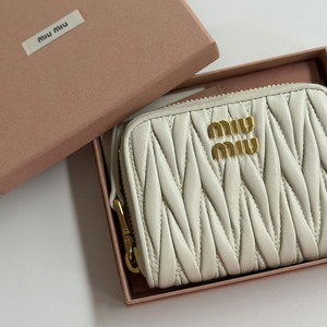 미우미우 마테라쎄 지갑 판매합니다