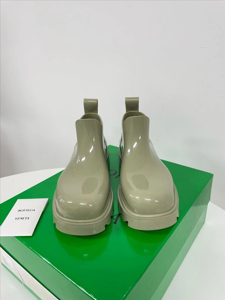 새상품 보테가 베네타 스트라이드 샤이니 러버 앵클 부츠 장화 트래버틴 이미지