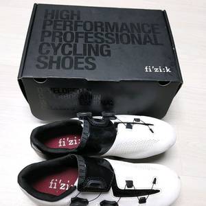 5회착용) 피직 R3 아리아 로드 카본 클릿슈즈 화이트 41사이즈+시마노 클릿+슈커버 일괄로 팝니다.택포23만