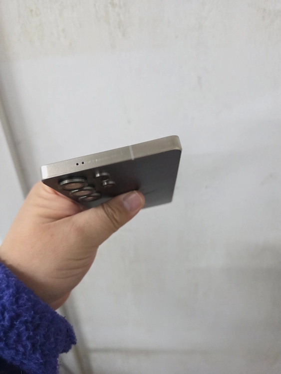갤럭시 S25울트라 티타늄 블랙 256기가 SS급 팔아요~ 이미지