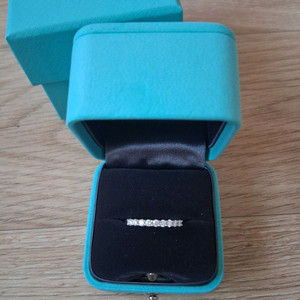 매장가665만)티파니 포에버 임브레이스 9p 하프서클 다이아 플래티늄 가드링 반지 이미지