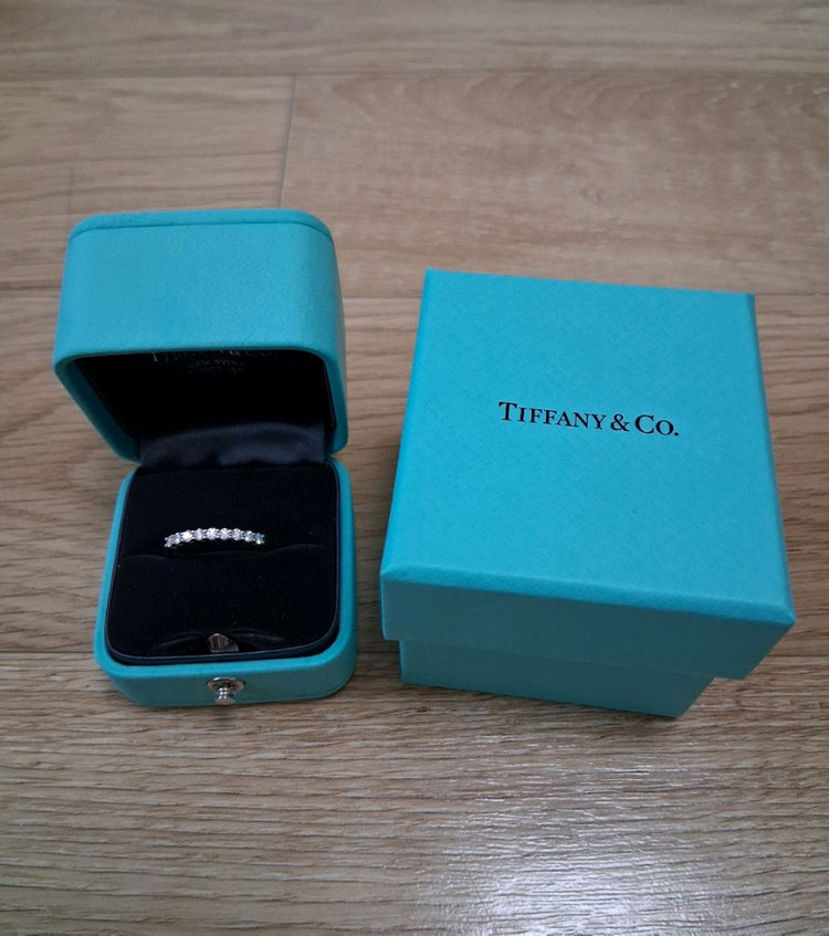 매장가665만)티파니 포에버 임브레이스 9p 하프서클 다이아 플래티늄 가드링 반지 이미지