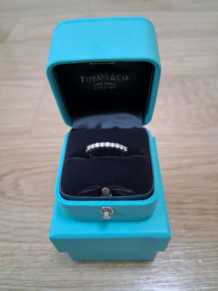 매장가665만)티파니 포에버 임브레이스 9p 하프서클 다이아 플래티늄 가드링 반지 이미지