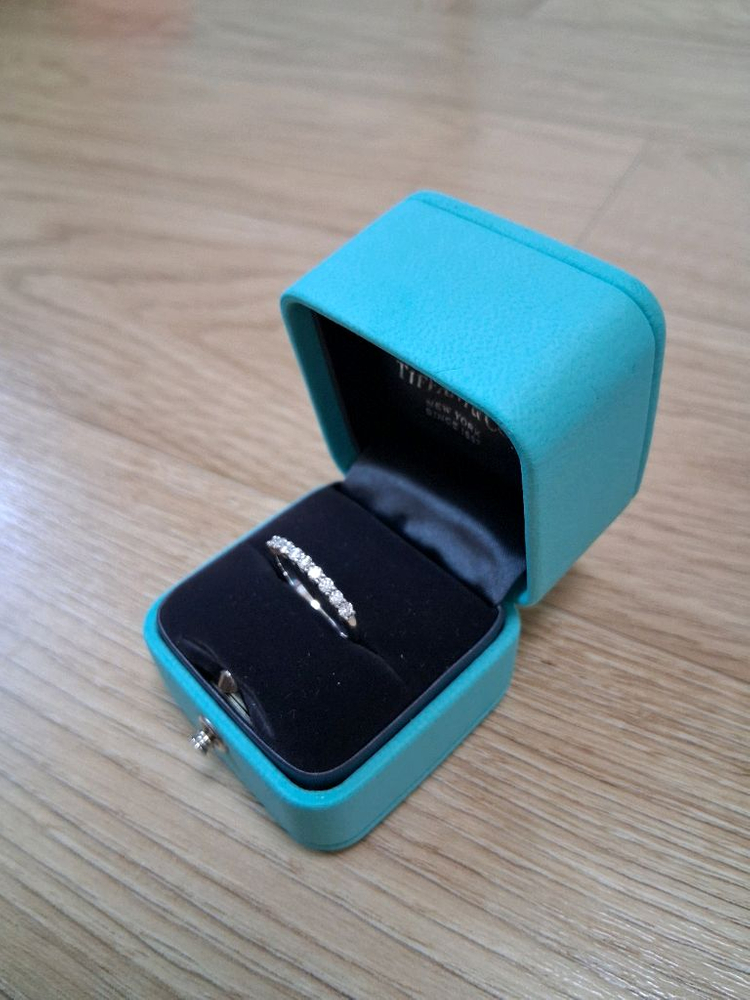 매장가665만)티파니 포에버 임브레이스 9p 하프서클 다이아 플래티늄 가드링 반지 이미지