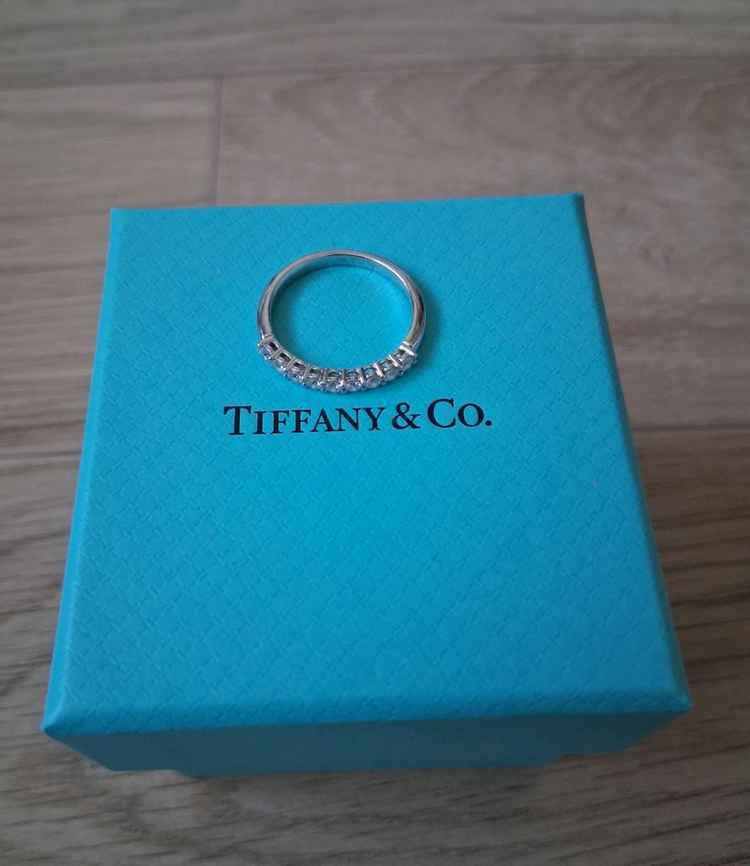 매장가665만)티파니 포에버 임브레이스 9p 하프서클 다이아 플래티늄 가드링 반지 이미지