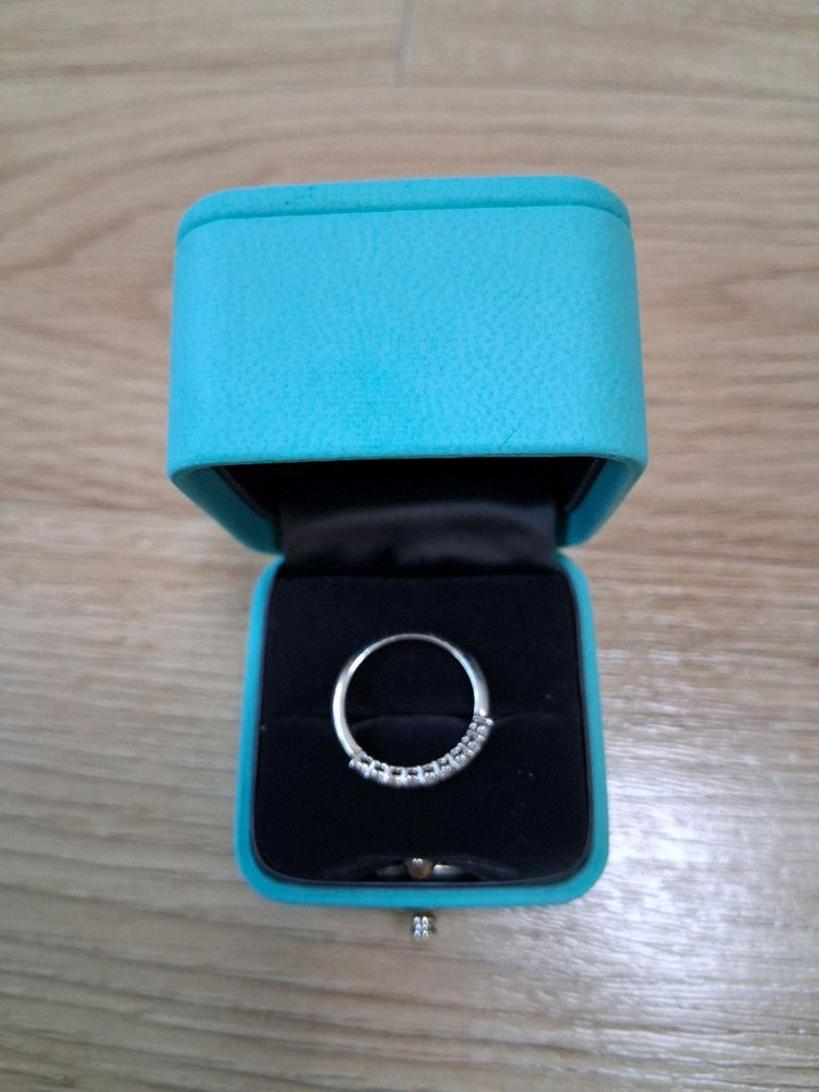 매장가665만)티파니 포에버 임브레이스 9p 하프서클 다이아 플래티늄 가드링 반지 이미지