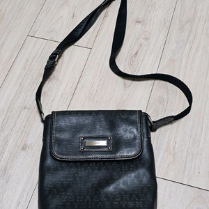 헤지스 ACC 로고 패턴 가죽 크로스백 4만에 팝니다.