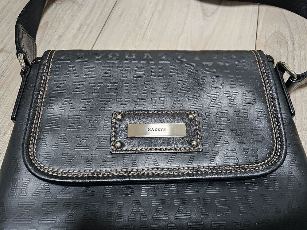 헤지스 ACC 로고 패턴 가죽 크로스백 4만에 팝니다.--2