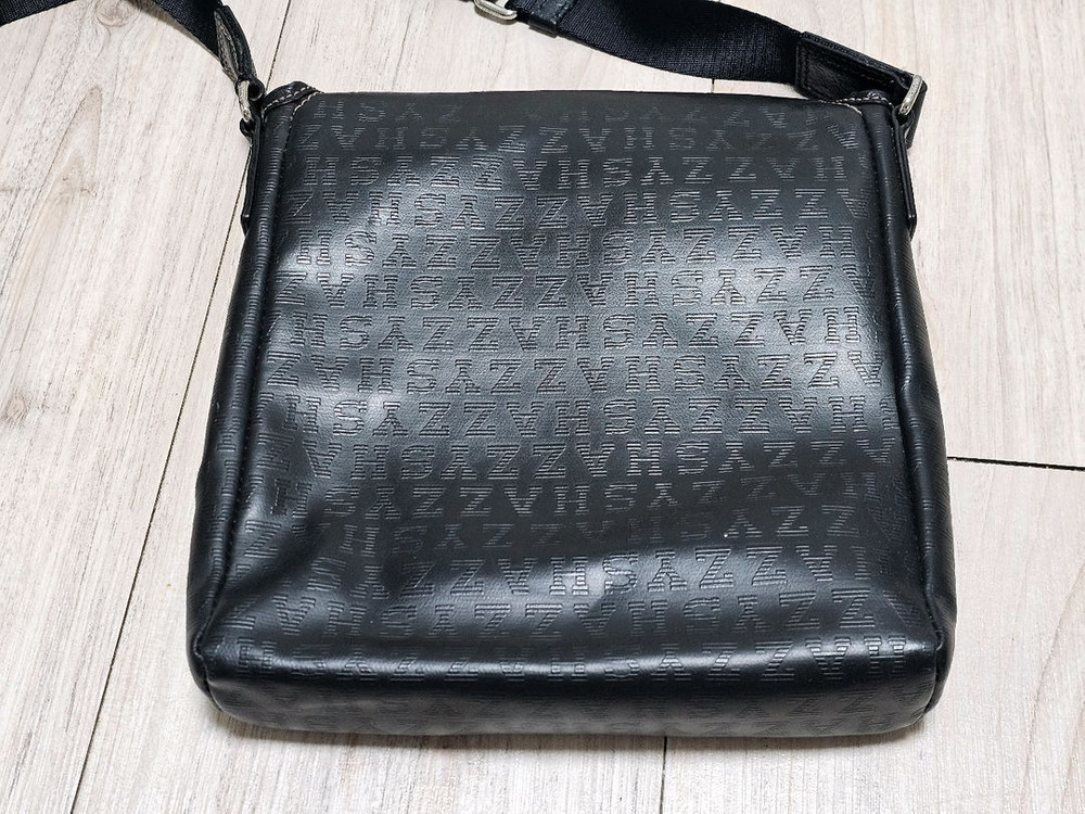 헤지스 ACC 로고 패턴 가죽 크로스백 4만에 팝니다.--3