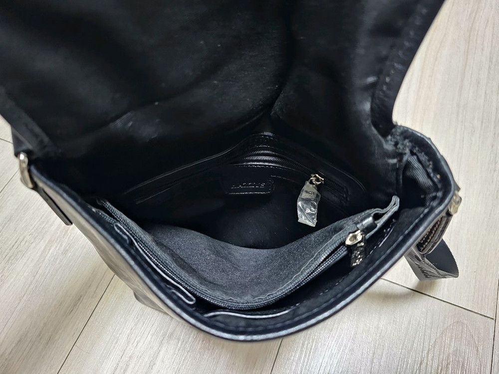 헤지스 ACC 로고 패턴 가죽 크로스백 4만에 팝니다.--4