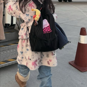 꼼데가르송 핑크로고 프린트 백팩