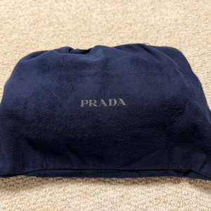 프라다 바이커백 2VH994 M 사이즈 팝니다.