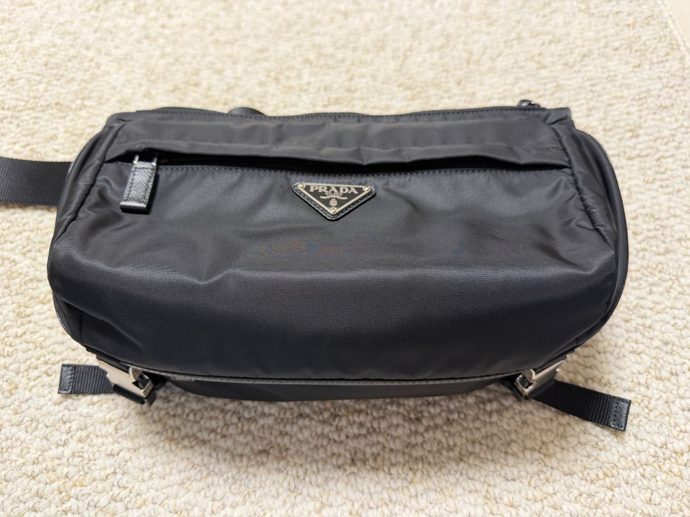 프라다 바이커백 2VH994 M 사이즈 팝니다.--1
