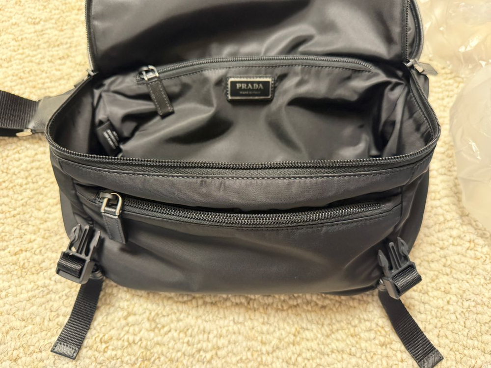 프라다 바이커백 2VH994 M 사이즈 팝니다.--2