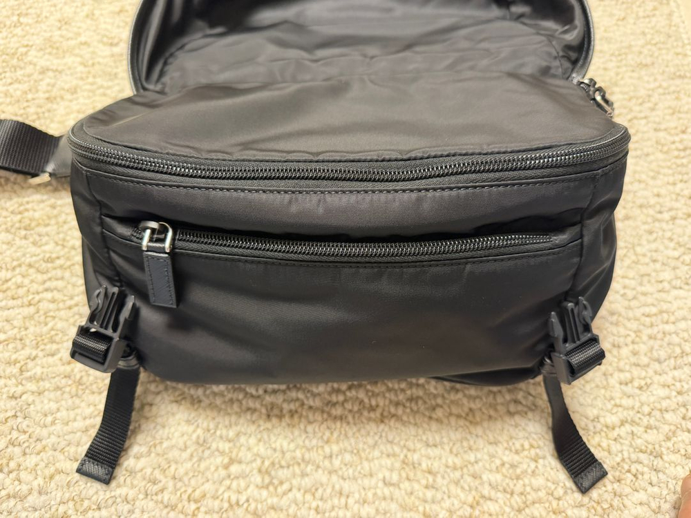 프라다 바이커백 2VH994 M 사이즈 팝니다.--3