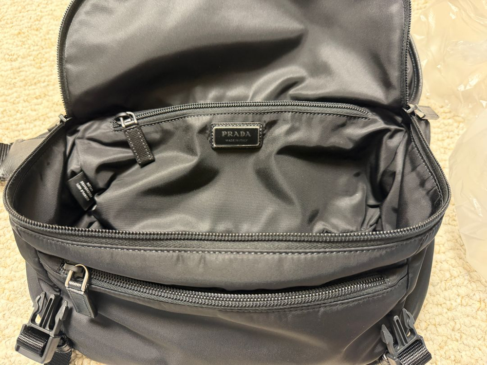 프라다 바이커백 2VH994 M 사이즈 팝니다.--4