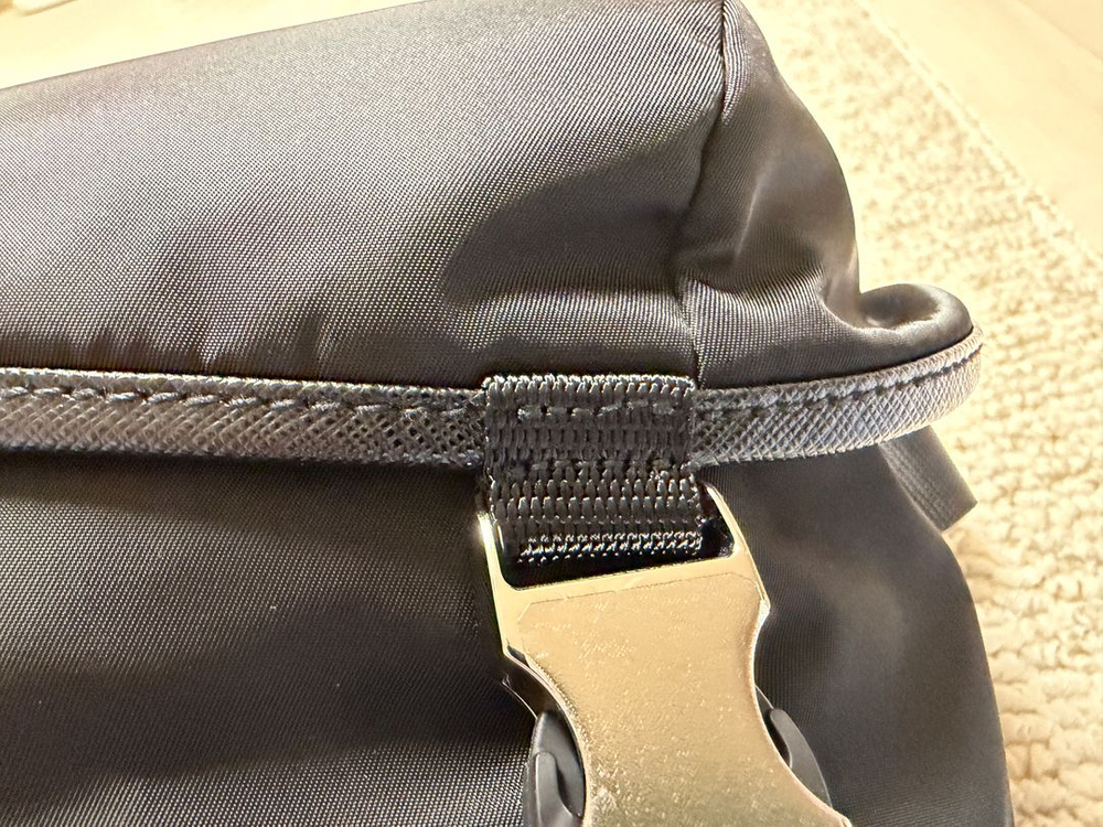 프라다 바이커백 2VH994 M 사이즈 팝니다.--6