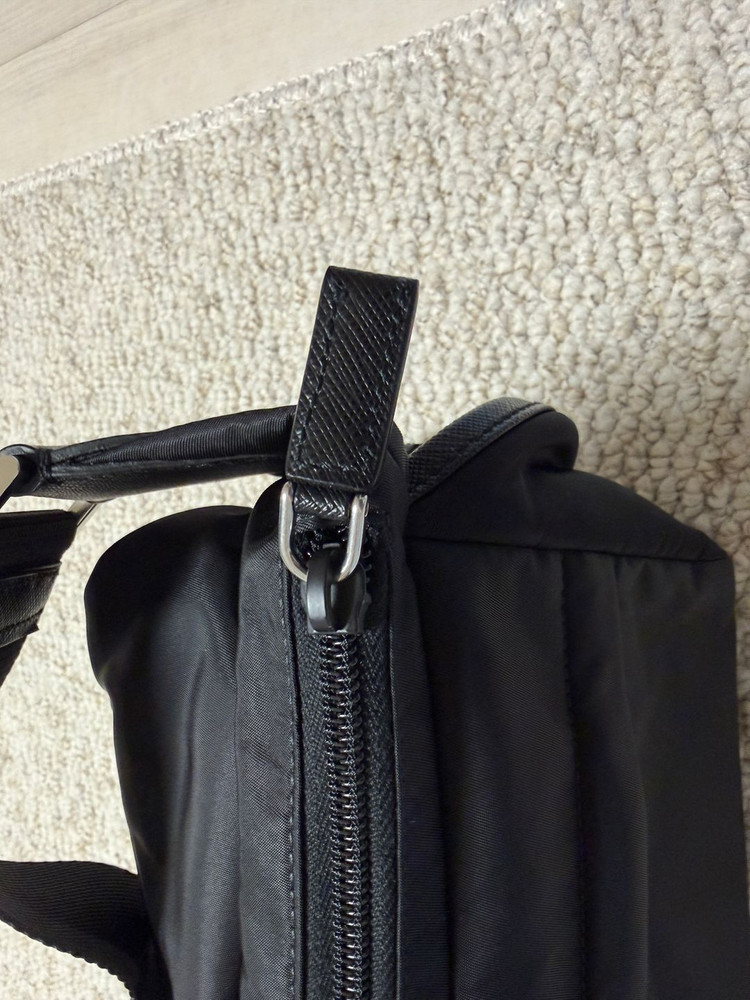 프라다 바이커백 2VH994 M 사이즈 팝니다.--7