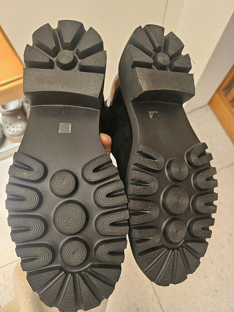 [새상품] ZIZI 지지 앵클 부츠 4cm 225사이즈--4