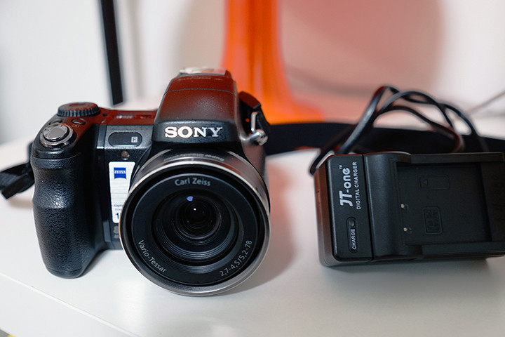 소니 하이엔드디카 사이버샷 DSC-H9 팝니다(신품호환베터리, 메모리스틱DUO 포함)--1