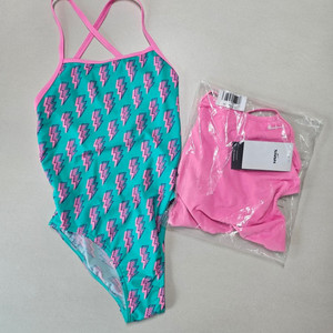 나이키 메탈릭 컷아웃 핑크 26/펑키타 집잽 우8