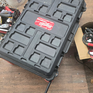 밀워키 팩아웃 롤링 툴체스트 48 22 8428