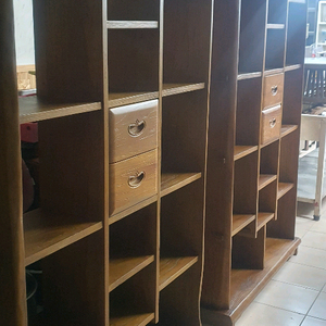 고급 원목으로 제작된 오픈형 책장