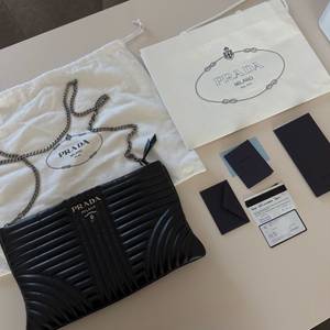 프라다 다이어그램 클러치백 겸 크로스백