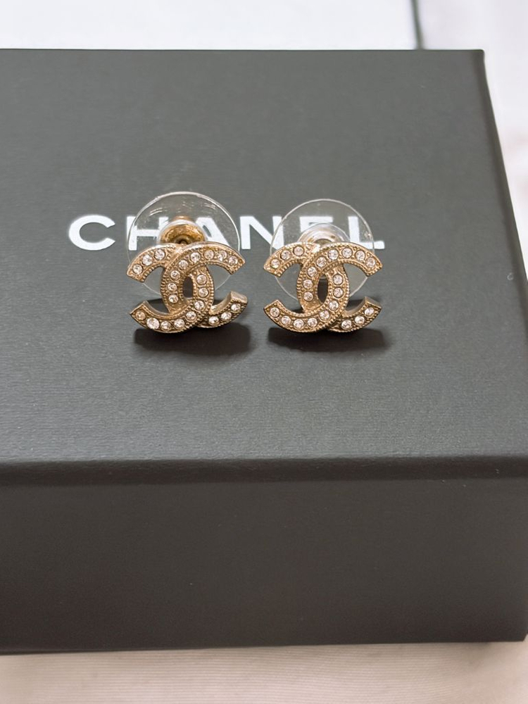 샤넬 귀걸이 샤넬 cc 귀걸이 A88429 금장--1