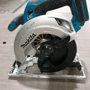 마끼다 무선 원형톱 DSS611 배어툴 팝니다.
